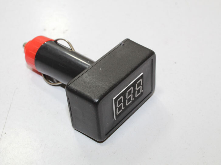 Вольтметр цифровий в прикурювач 12-24 V (3 знаки) (без запобіжника) 0.36Д
