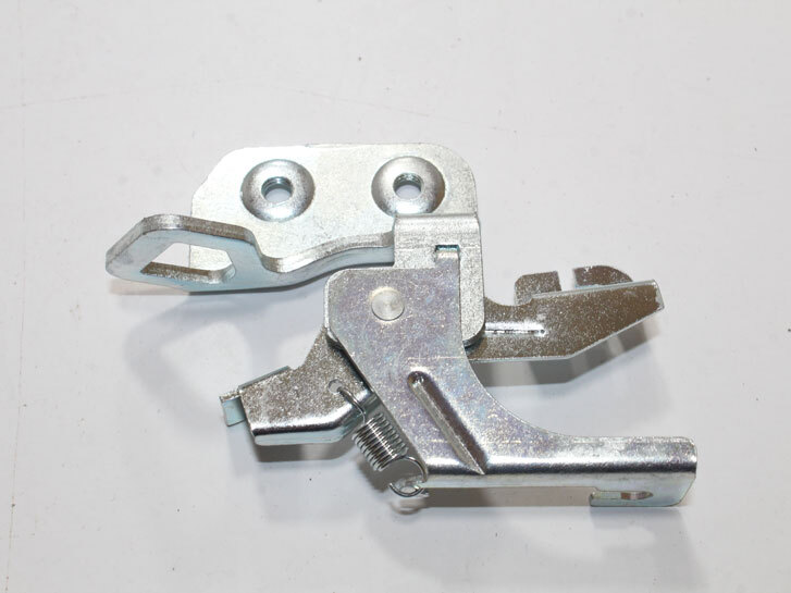 Замок кришки багажника нижній Lanos 96303364