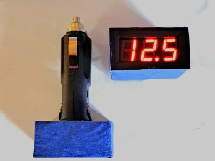 Вольтметр в прикурювач 12-24 V (3 знака) 0.56 із запобіжником (довга ніжка, заводський екран) червоне свічення