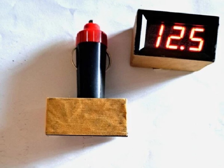 Вольтметр в прикурювач 12-24 V (3 знака) 0.56 без запобіжником (заводський екран) червоне свічення