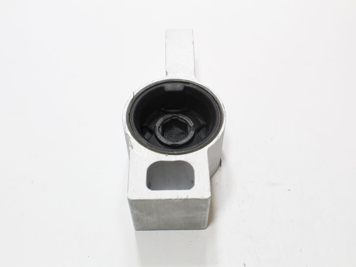Сайлентблок переднього важеля AUDI/SEAT/SKODA/VW A3 передній правий1K0199232CSHIKOO